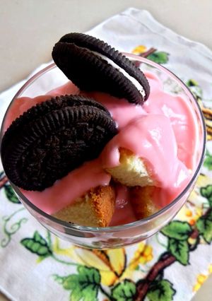 A picture of Oreo Yoghurt Parfait.