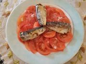 Una foto de carpaccio tomate