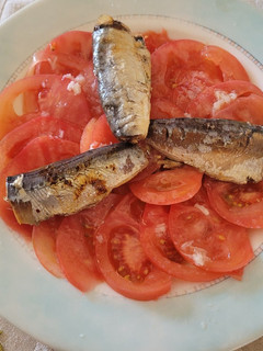 Una foto de Ensalada de Carpaccio de tomates y sardinas en conserva