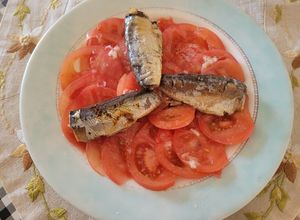 Una foto de Ensalada de Carpaccio de tomates y sardinas en conserva