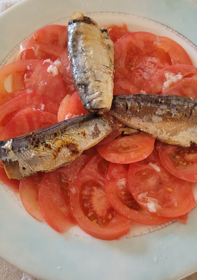 Una foto de Ensalada de Carpaccio de tomates y sardinas en conserva