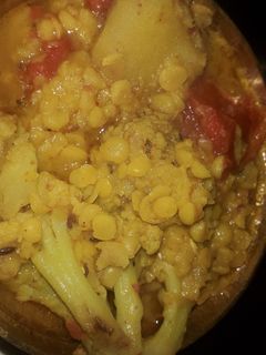 ফুলকপি আলু দিয়ে মটর ডাল (fulkopi aloo diye matar dal recipe in Bengali) রেসিপির প্রধান ছবি