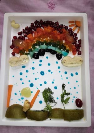 A picture of Rainbow fruit salad with honey.