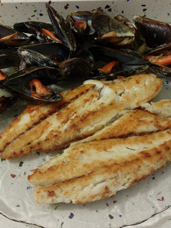 Una foto de Corvina a la plancha y mejillones con nata