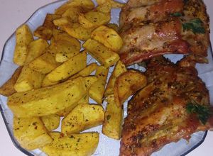 Una foto de Pechito de cerdo 🐖 con papas rústicas (a mi gusto)