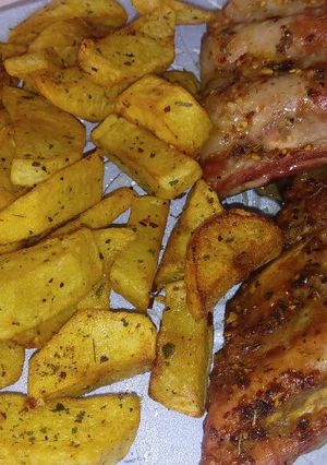 Una foto de Pechito de cerdo 🐖 con papas rústicas (a mi gusto)