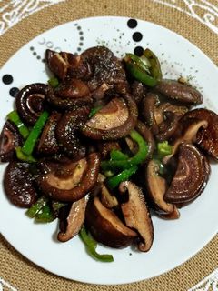 Una foto de Setas shiitake con pimiento verde y salsa de soja