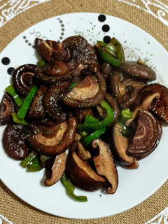 Una foto de Setas shiitake con pimiento verde y salsa de soja