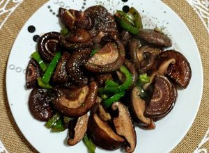 Foto principal de Setas shiitake con pimiento verde y salsa de soja