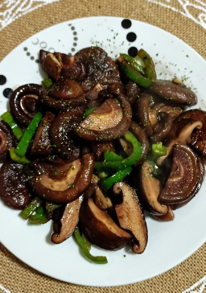 Una foto de Setas shiitake con pimiento verde y salsa de soja