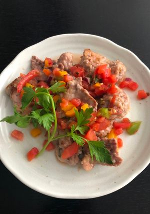 Una foto de Salteado de cerdo con salsa de tomate