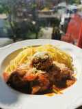 Albóndigas con pepas de zapallo en salsa de tomate y zucchini