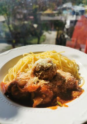 Una foto de Albóndigas con pepas de zapallo en salsa de tomate y zucchini