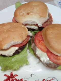 Una foto de Hamburguesas súper fáciles y ricas 😋👌😎