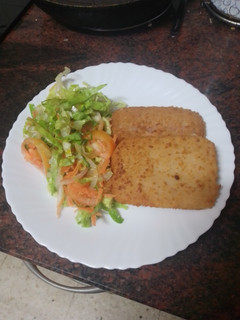Una foto de San Jacobo con ensalada
