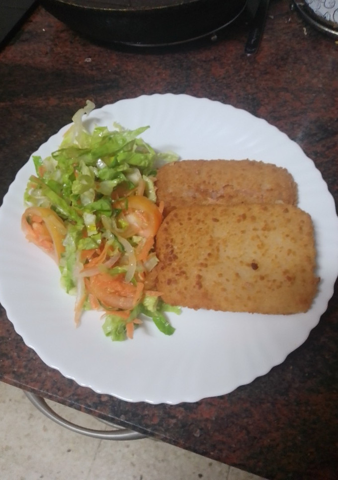 Una foto de San Jacobo con ensalada