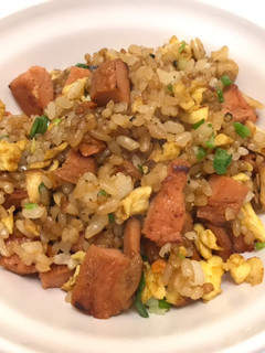 👩🏻🍳熱狗蛋炒飯-夜市買多吃剩的菜-變換方式好好吃 的食譜成品照片