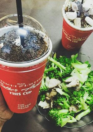 Hình của món Món trộn súp lơ xanh với thịt gà.