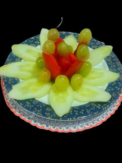 દ્રાક્ષ, ટામેટા ખીરા કાકડી સલાડ (Grapes Tomato Kheera Kakdi Salad Recipe In Gujarati) રેસીપી મુખ્ય ફોટો