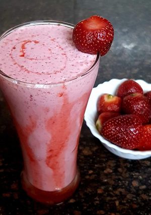 A picture of Strawberry Icecream Shake.