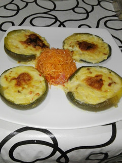 Una foto de Zapallitos rellenos con salsa blanca