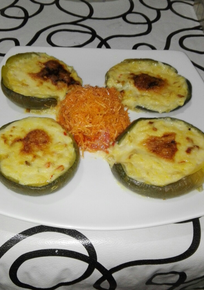 Una foto de Zapallitos rellenos con salsa blanca