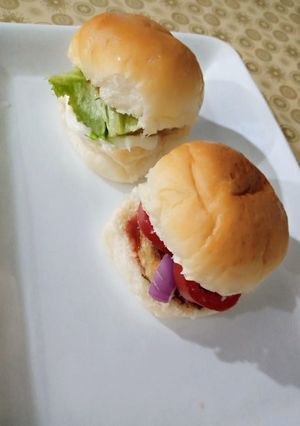 A picture of Bun kabab.