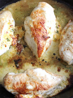 Una foto de Pollo Relleno con Jalapeño y Queso Crema