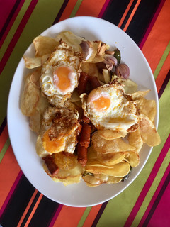 Una foto de Huevos rotos con Chistorra
