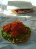 Tartar de salmón ahumado y guacamole./bikini de salsa americana