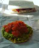 Tartar de salmón ahumado y guacamole./bikini de salsa americana