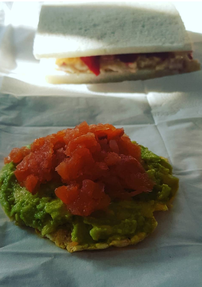 Una foto de Tartar de salmón ahumado y guacamole./bikini de salsa americana