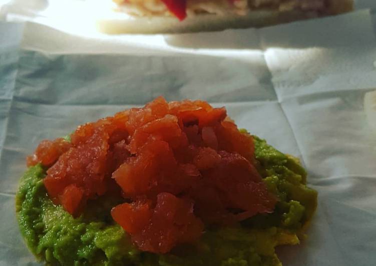 Tartar de salmón ahumado y guacamole./bikini de salsa americana