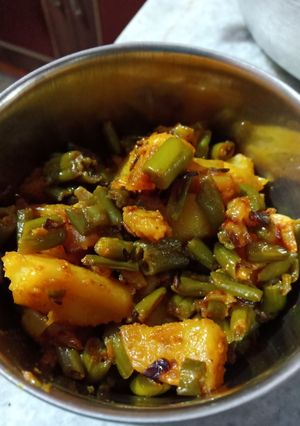 A picture of Frances Bean aloo.