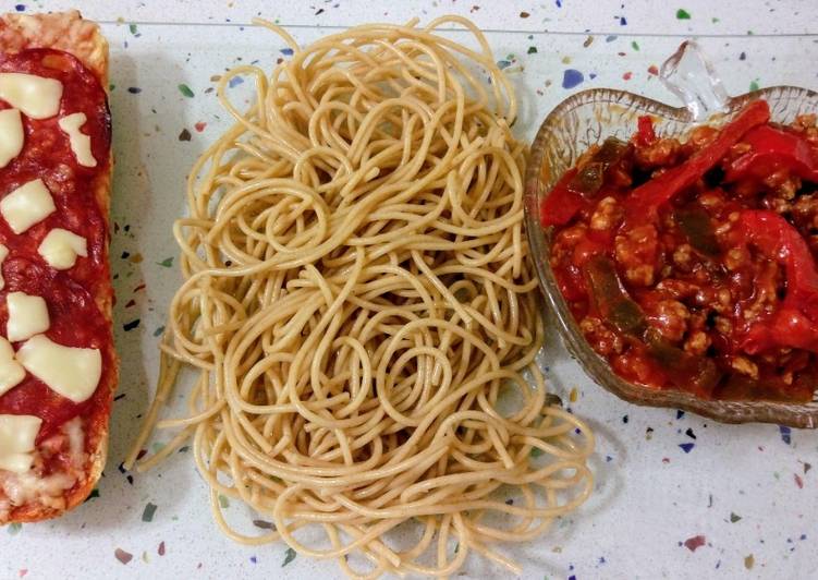 Espaguetis con carne picada en salsa de tomate y baguette con fiambres y queso
