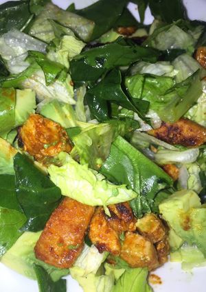 Una foto de Ensalada con pechuga de pollo con toque picoso