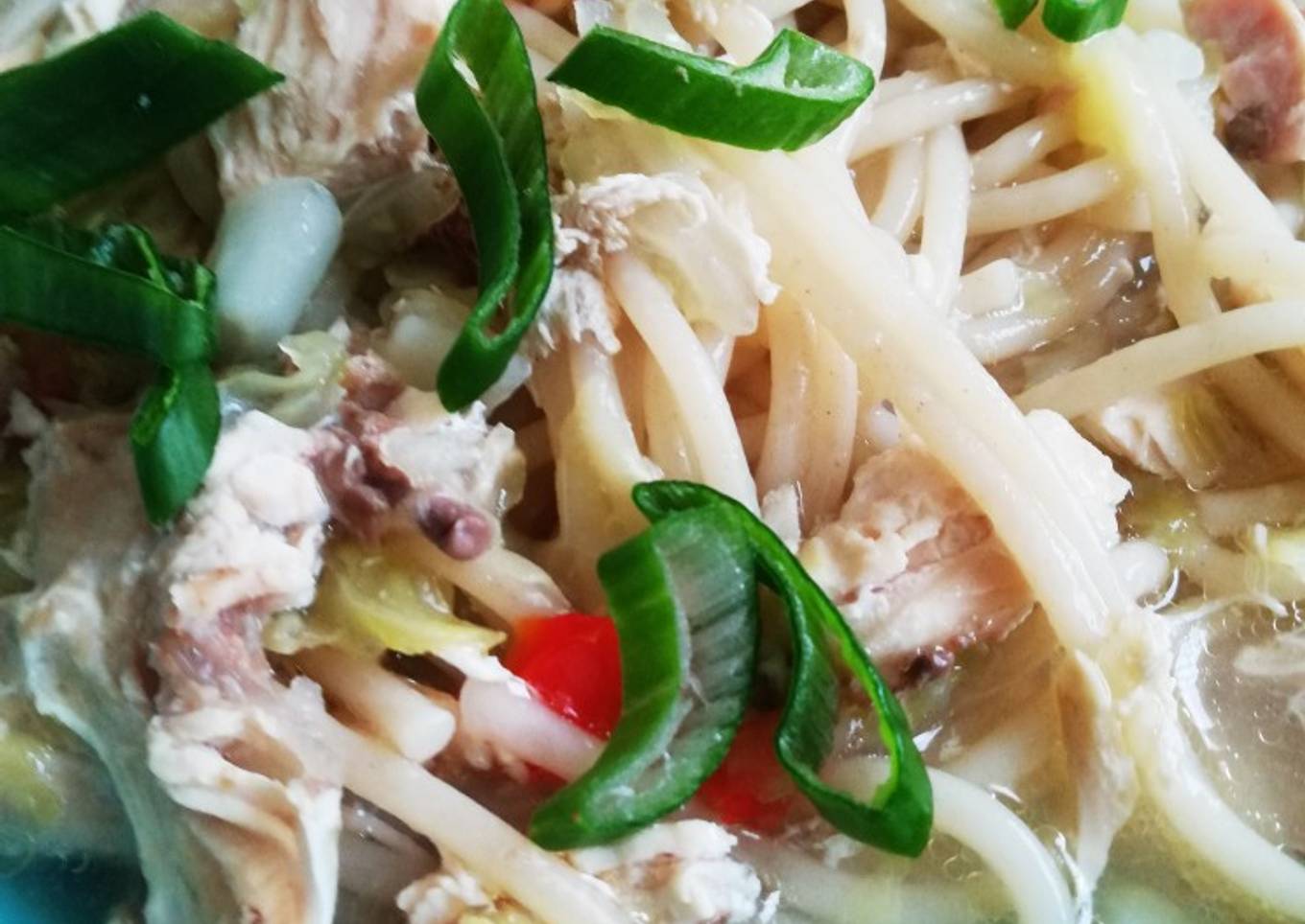 Sopa de fideos y pollo