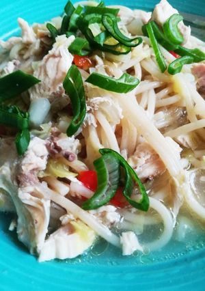 Una foto de Sopa de fideos y pollo