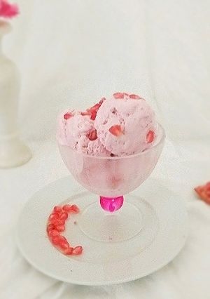 A picture of Pomegranate Ice-cream.