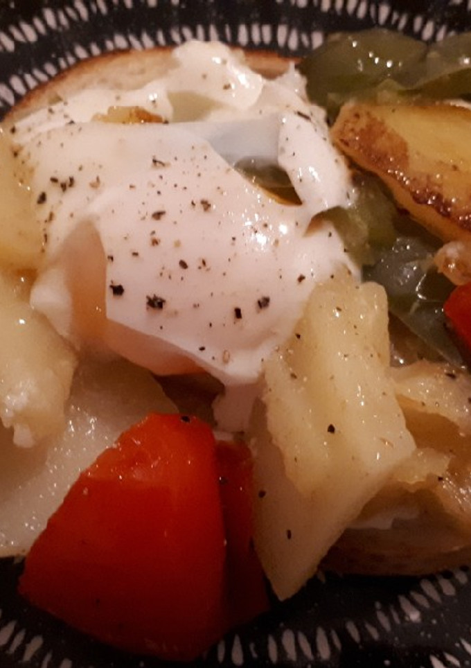 Una foto de Patatas y pimientos con huevos