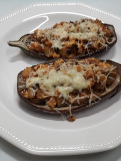Una foto de Berenjenas rellenas de pollo y champiñones