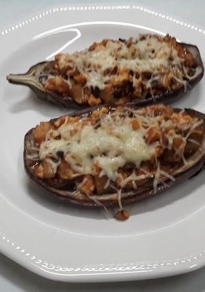 Una foto de Berenjenas rellenas de pollo y champiñones