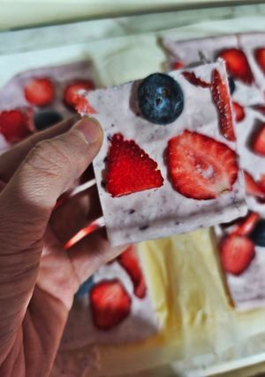 Φωτογραφία της συνταγής Frozen Yogurt & Strawberry Bars (Παγωμένες Μπάρες Γιαουρτιού με Φράουλες) 🍓
