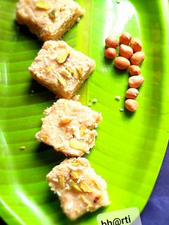 शेंगदाणा मलाई बर्फी (shengdana malai barfi recipe in marathi) रेसिपी चे मुख्य फोटो