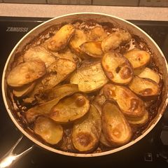 A picture of One pot minced steak and mushroom potato topped pie.