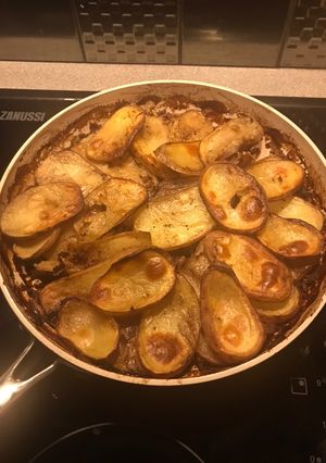 A picture of One pot minced steak and mushroom potato topped pie.