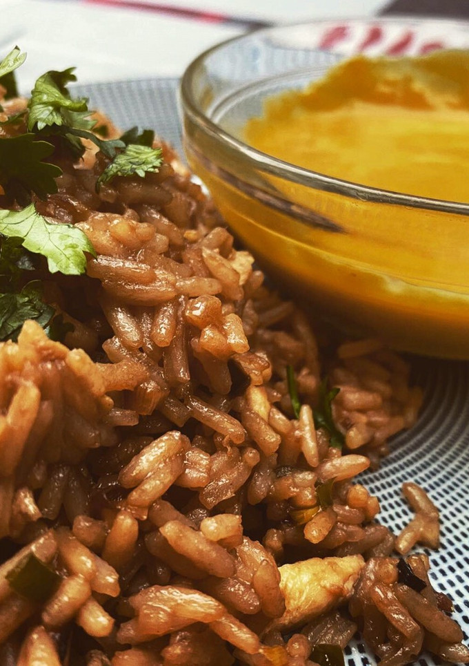 Una foto de Arroz chaufa de pollo con crema de ají amarillo 🌶🌶🌶