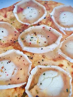 Una foto de Tortilla de pollo con queso de Cabra