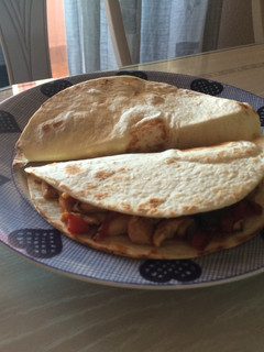 Una foto de Fajitas con pollo, pimiento y cebolla