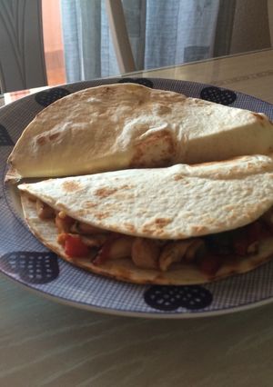 Una foto de Fajitas con pollo, pimiento y cebolla